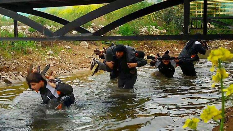 Rekruten der Terrormiliz IS trainieren in Mossul.