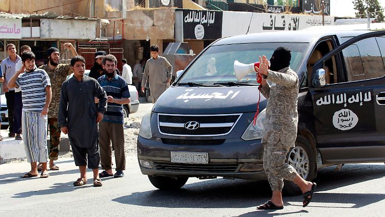 Szene aus der syrischen Stadt Tabka nahe Rakka: IS-Dschihadisten verkünden die Eroberung der Stadt. Wo der IS herrscht, wird die Bevölkerung systematisch eingeschüchtert.