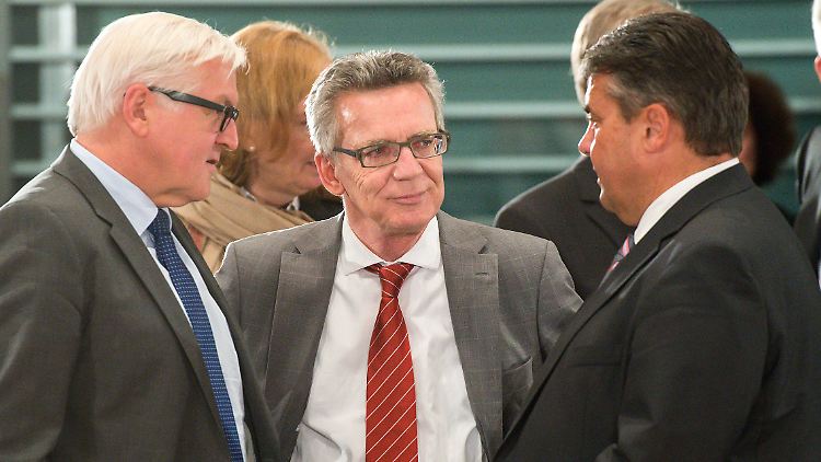 CDU-Minister de Maizière (Mitte) mit SPD-Kollegen beim Bund-Länder-Treffen im Kanzleramt.