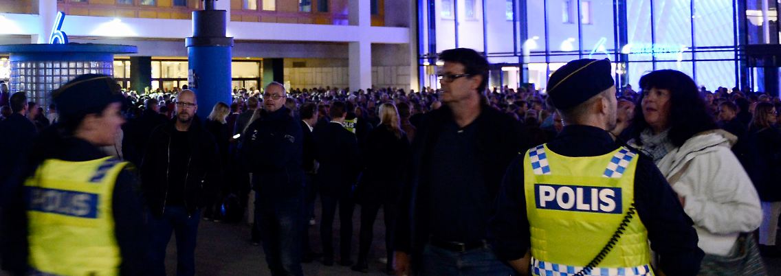 Tausende Menschen müssen vor der Halle ausharren - einige waren wegen U2 extra nach Stockholm gereist.