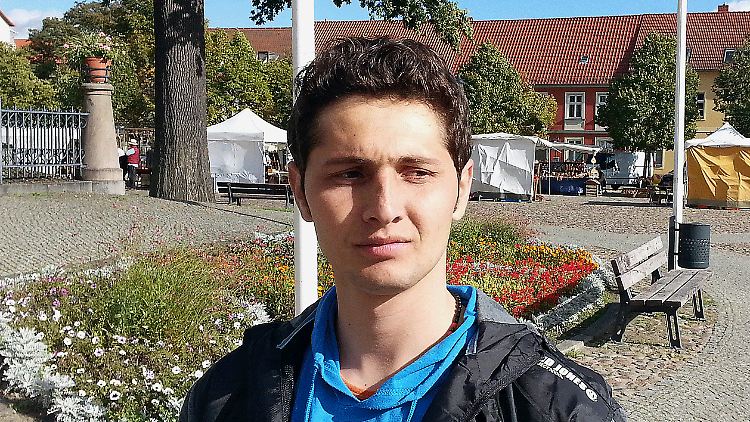 Sayed M. auf dem Marktplatz von Templin.