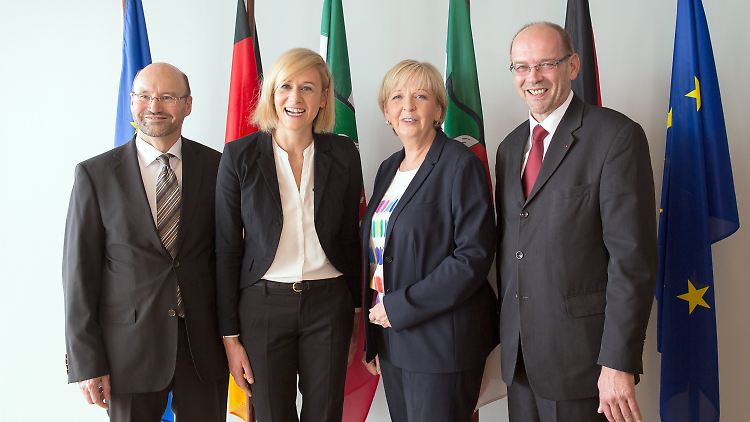 Vier Mitglieder des NRW-Kabinetts: Der Chef der Staatskanzlei und der neue Europa- und Medienminister, Franz-Josef Lersch-Mense, die neue Familienministerin Christina Kampmann, die nordrhein-westfälische Ministerpräsidentin Hannelore Kraft und der neue Arbeitsminister Rainer Schmeltzer.