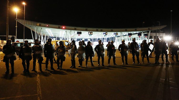 Polizisten sichern die Grenze von Kroatien nach Slowenien.