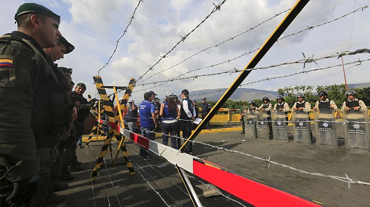 Solche Bilder soll es künftig von der kolumbianisch-venezolanischen Grenze nicht mehr geben: Grenzpolizisten beider Länder stehen sich vor rund vier Wochen am Grenzzaun gegenüber.