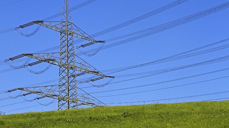 Um Hochspannungsleitungen bilden sich elektromagnetische Felder.