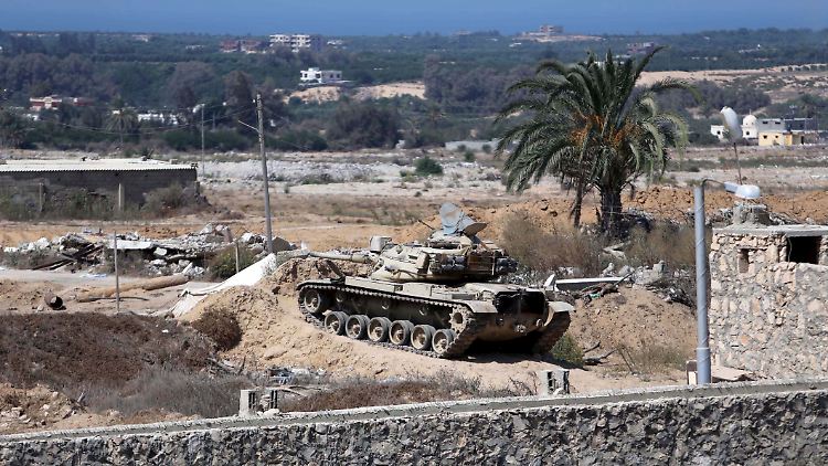Panzer der Armee zerstören willkürlich Wohnhäuser von Zivilisten, wenn sie darunter Tunnel vermuten. Moderne Technik zur Tunnelaufspürung setzt die Armee laut HRW nicht ein.