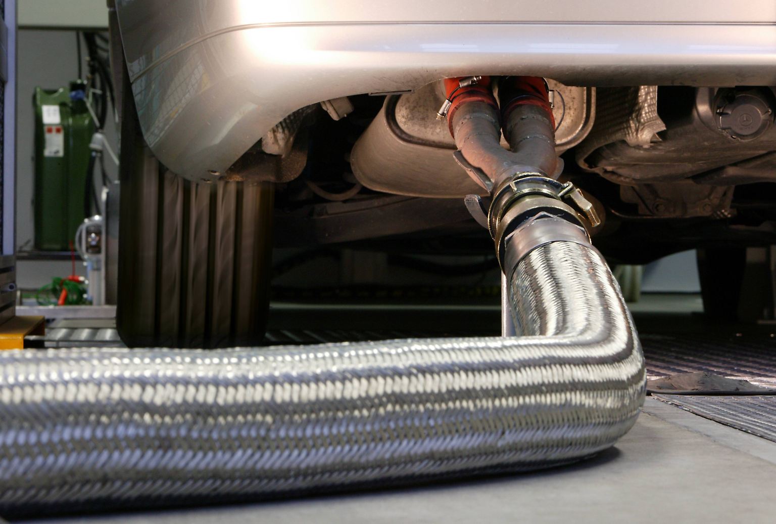 Mit einer Software, die Abgasemissionen bei Tests manipuliert, hat VW versucht, die Umweltbelastung seiner Autos zu schönen. Die Sache flog auf und die US-Umweltbehörden drohen nun mit Milliardenstrafen.