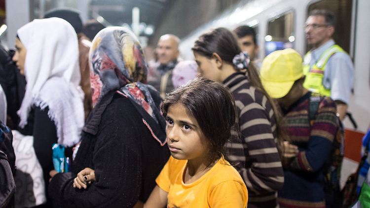Flüchtlinge erreichen dem Flughafenbahnhof in Köln.