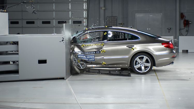 VW CC bei einem umstrittenen Crashtest in den USA: Die Prüfer ließen den Wagen frontal versetzt nur mit der linken Vorderkante gegen das Hindernis aufprallen.