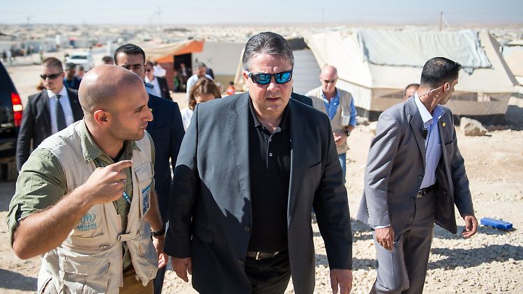 Besuch in Zaatari: Sigmar Gabriel sieht das Fluchtelend tausender Syrer mit eigenen Augen.