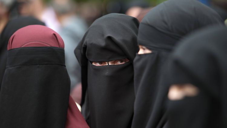 Radikalislamische Zuhörerinnen bei einer Kundgebung in Offenbach.