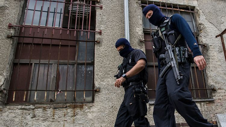 Vermummte Polizisten stürmen eine Moschee in Berlin Tempelhof und mehrere Wohnungen.
