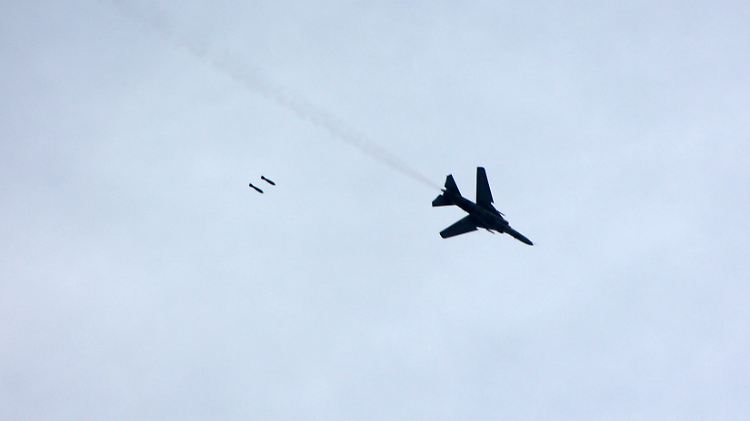 Russischer Waffenexport: Ein syrischer Kampfjet vom Typ Mig-23 
bombardiert IS-Stellungen in der Nähe von Damaskus.