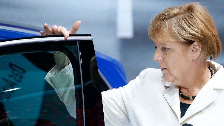 Einseitig auf den Automobilbau ausgerichtet? Bundeskanzlerin Merkel am VW-Stand auf der IAA.