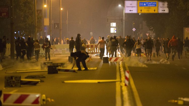 Bei den Randalen wurden Dutzende Polizisten verletzt.