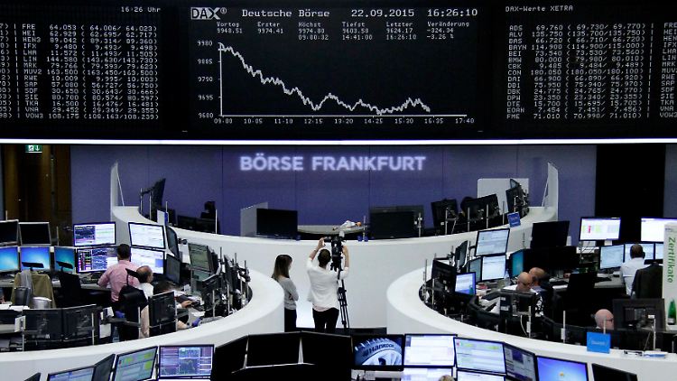 Der Dax am Dienstag: Unsicher gestartet, Verluste ausgebaut, vier symbolisch bedeutsame Kursmarken gerissen. Der Skandal bei VW löst einen allgemeinen Ausverkauf aus.