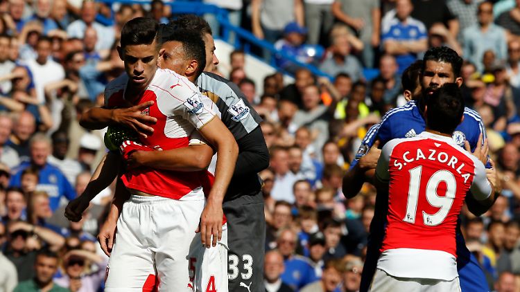 Im Spiel gegen Arsenal schaffte es Diego Costa, trotz einer Tätlichkeit auf dem Platz zu bleiben und einen Platzverweis eines Gegenspielers zu provozieren.