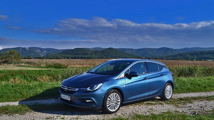 Mit neuem Grill und tieferen Sicken präsentiert sich der neue Opel Astra.