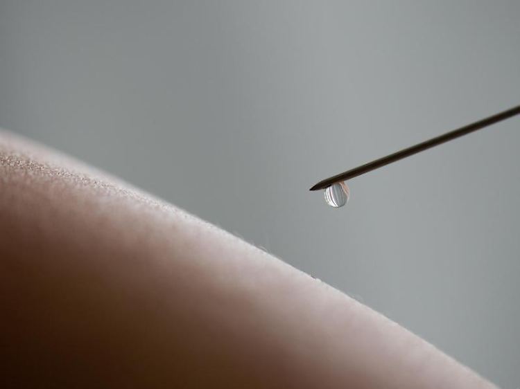 Impfungen können beim Betriebsarzt vorgenommen werden - eine danach auftretende Erkrankung ist jedoch nur in besonderen Fällen als Arbeitsunfall anerkannt.