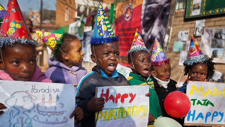 "Happy Birthday" wird überall auf der Welt gesungen, wie hier zum 95. Geburtstag Nelson Mandelas im Jahr 2013.