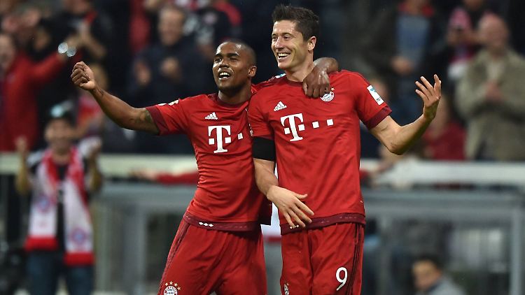 Der eine legt vor, der andere trifft: Douglas Costa und Robert Lewandowski.