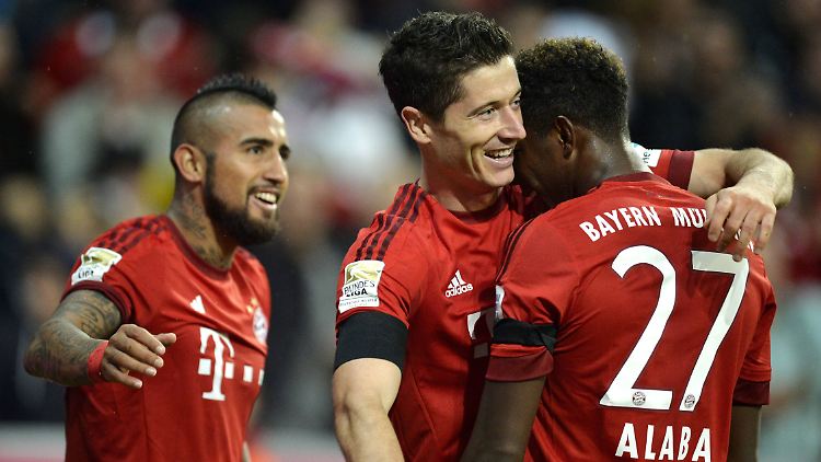 In meine Arme, ihr Lieben: Robert Lewandowski, nahezu entrückt. Es gratulieren die Kollegen Arturo Vidal (l.) und David Alaba.