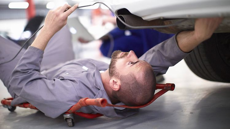 Werkstatt? Nein! Der Rat des Volkswagen-Konzerns ist: Abwarten, VW meldet sich bei den Kunden.
