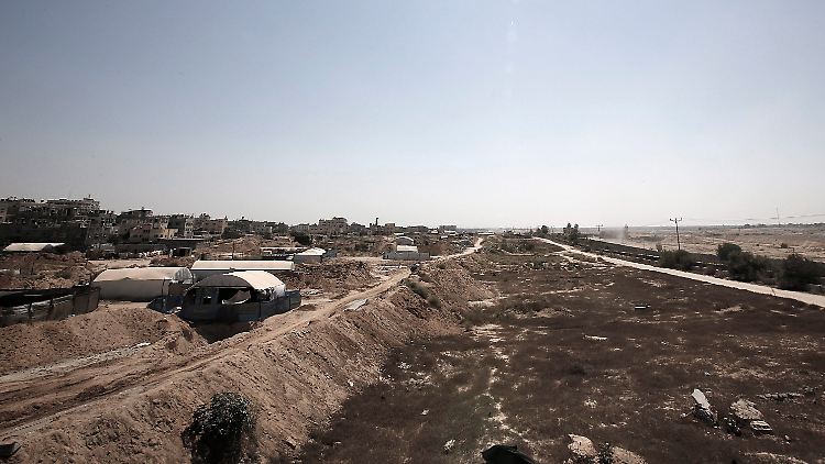 Die Grenze zwischen Ägypten (rechts) und dem palästinensischen Gazastreifen in Rafah. Unter den Zelten verbergen sich Eingänge zu den Tunneln.