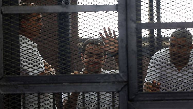 Baher Mohammed (M.) und Mohammed Fahmy (r.) waren zu drei Jahren Haft verurteilt worden, weil sie die verbotene Muslimbruderschaft unterstützt haben sollen.