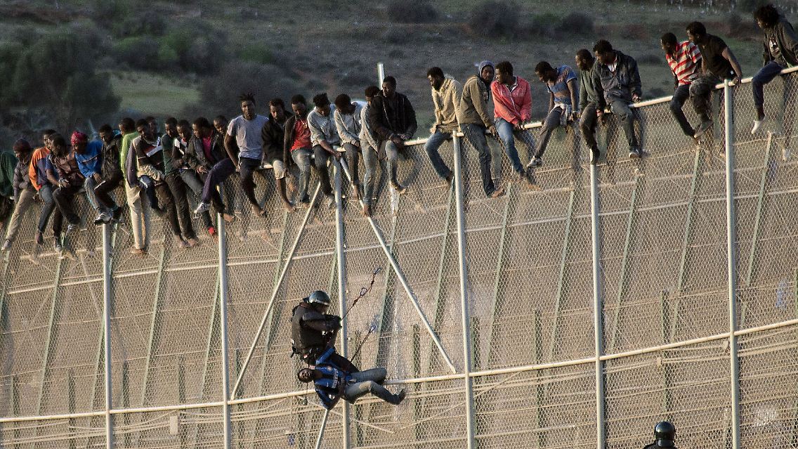 Grenzzaun in Melilla. Das Foto entstand 2005, als Hunderte Afrikaner versuchten den Zaun zu erstürmen.