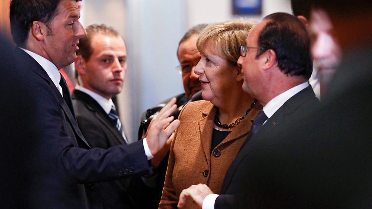 Italiens Premierminister Matteo Renzi, Kanzlerin Merkel und Frankreichs Präsident Hollande bei ihrer Ankunft beim EU-Gipfel.