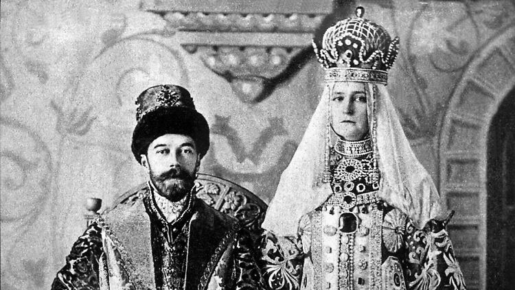 Die Überreste von Zar Nikolaus II. und seiner Frau Alexandra wurden 1991 in einem Massengrab in Jekaterinburg entdeckt.