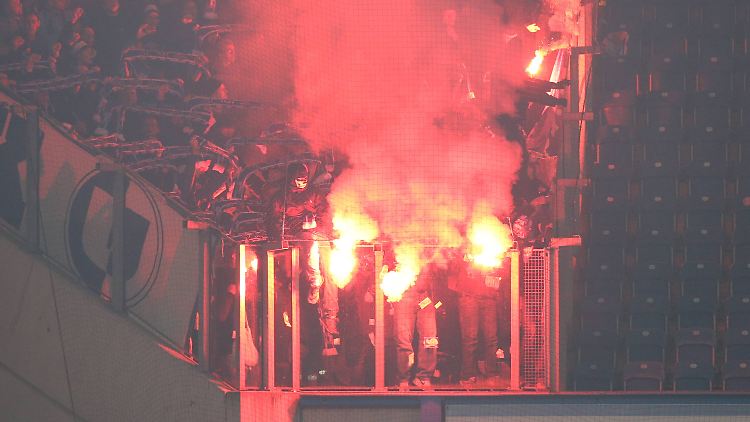 Mächtig viel Pyrotechnik gab' auf den Rängen.