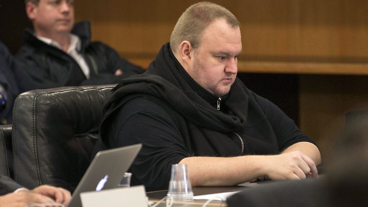 Kim Dotcom bringt sein eigenes Sitzmöbel mit in den Gerichtssaal.