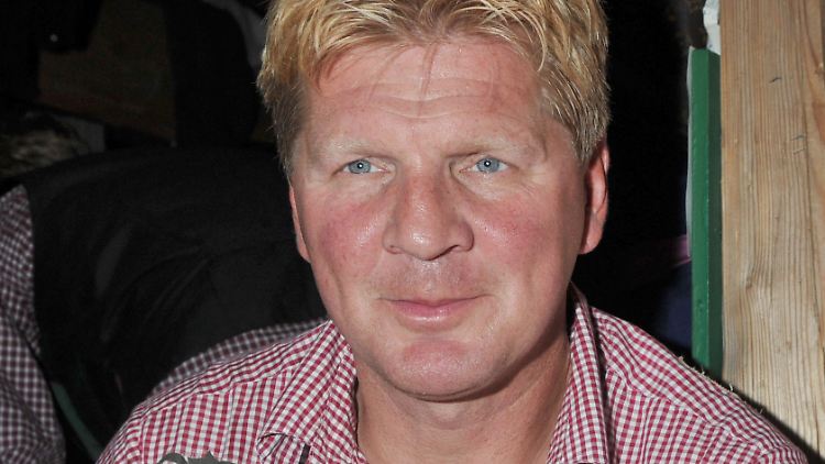 Prost! Stefan Effenberg feiert auf dem Oktoberfest.