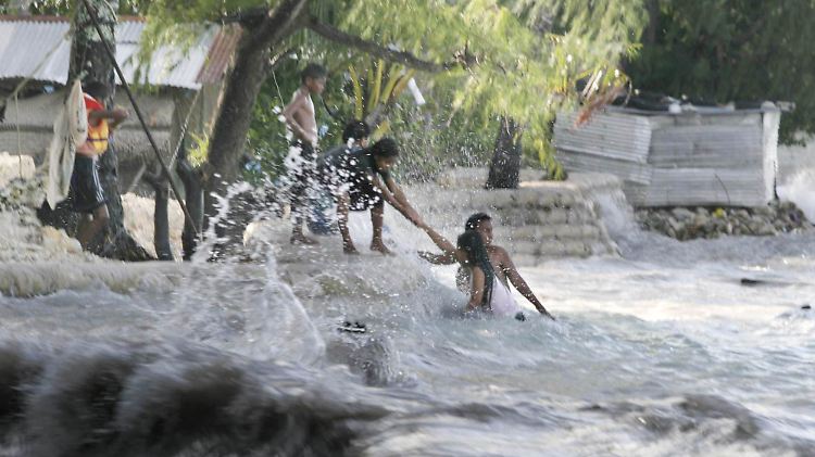 Die Menschen auf Kiribati leben nah am Wasser. Immer wieder kommt es - wie hier 2005 - zu Überschwemmungen.