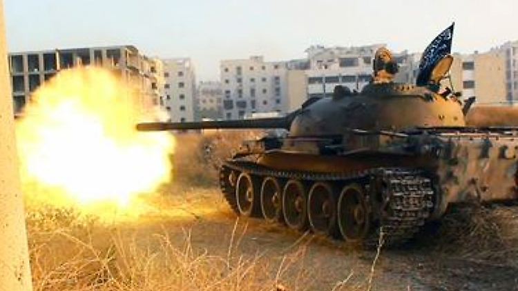 Die Nusra-Front kämpft gegen die Truppen des Assad-Regimes und den IS. Die Kämpfer der USA wollen die Dschihadisten nicht neben sich haben. Deren Waffen nehmen sie aber gerne.