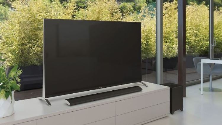 Soundbars - hier ein Modell von Sony - werden üblicherweise vorm Bildschirm untergebracht. 