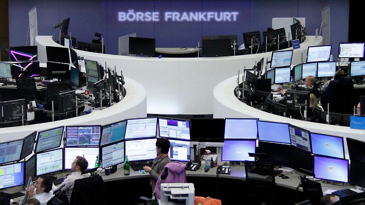 Es ist nicht nur der VW-Skandal: Der Dax fällt am Donnerstag zeitweise unter die Marke bei 9400 Punkten.