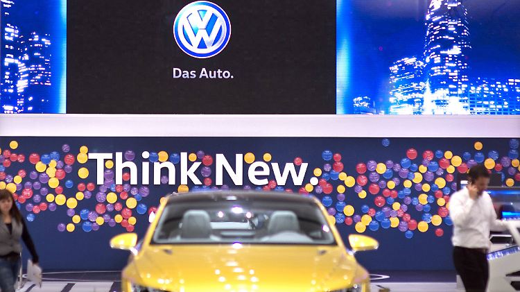 Vom Abgas-Skandal sind inzwischen elf Millionen Autos weltweit betroffen. Hier die Ausstellung zur VW-Produktpalette in Berlin "Unter den Linden".