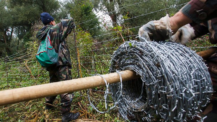 Ungarn schottet sich immer weiter ab. Hier an der Grenze zu Kroatien steht bereits ein Zaun.