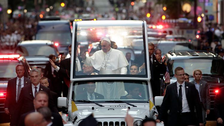 Aus dem Papa Mobil heraus segnete der Papst die jubelnden Anhänger.