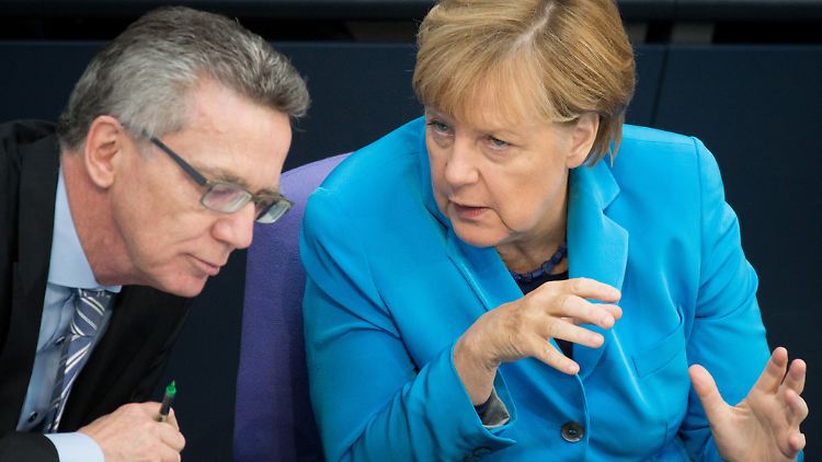 Anders als die Kanzlerin will De Maizière den Zustrom von Flüchtlingen nach Deutschland mit einer Obergrenze regeln.