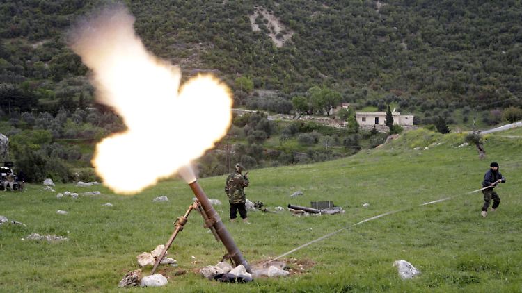 Kämpfer der Freien Syrischen Armee feuern einen Mörser ab.
