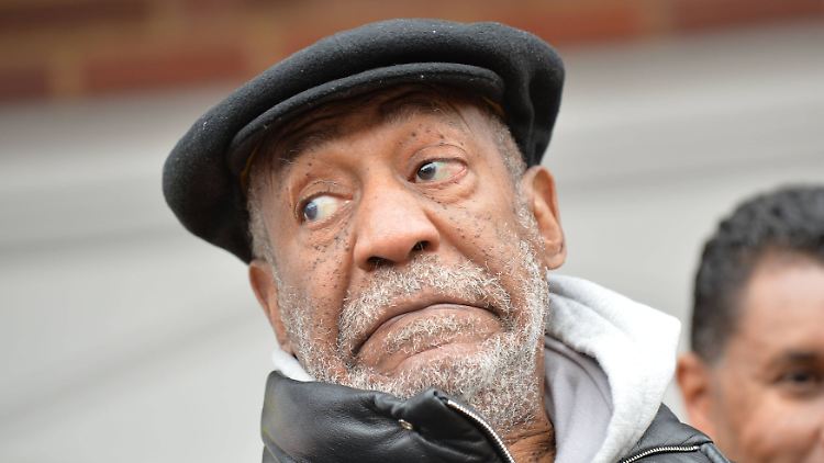 Zwei Unis stellen sich gegen Bill Cosby und erkennen ihm die Ehrendoktorwürde ab.