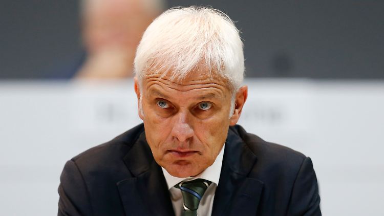 Matthias Müller mit strengem Blick bei der Hauptversammlung von Porsche im Mai.