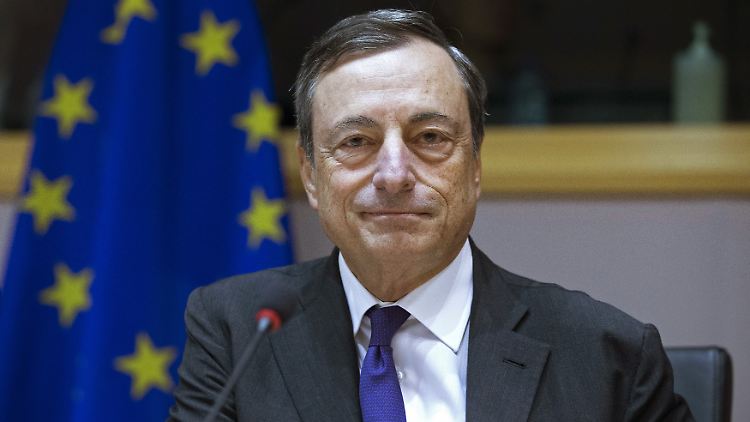 Steuert den umfangreichsten Markteingriff in der Geschichte der Gemeinschaftswährung: EZB-Chef Mario Draghi.