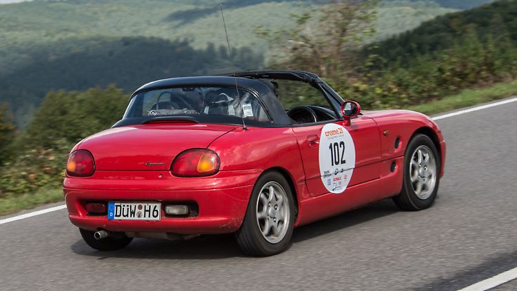 Fürs Freiluft-Vergnügen werden die Dachsegmente des Suzuki Cappuccino im Kofferraum verstaut.