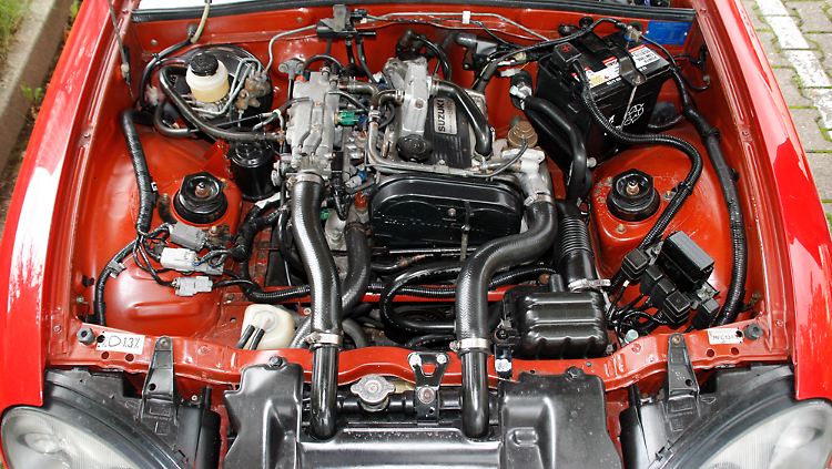 Der Dreizylinder-Turbo hat 657 Kubikzentimeter Hubraum und ist hinter der Vorderachse eingebaut.