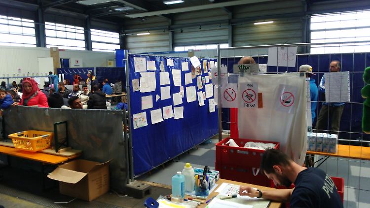 An dieser Bilderwand fand die Bundespolizei das Bild. Es hängt in der linken oberen Ecke.